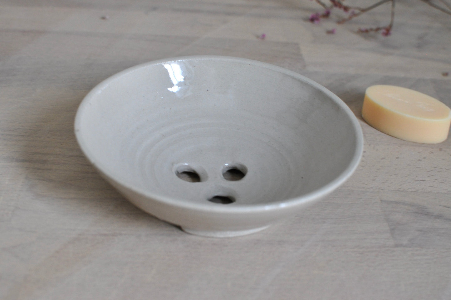 Saippua-alusta, reiällinen beige